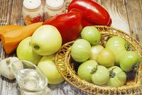 Фото приготовления рецепта: Аджика из зелёных помидоров с яблоками и сладким перцем (на зиму) - шаг №1