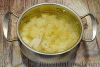 Фото приготовления рецепта: Грибной суп с беконом, горчицей и сметаной - шаг №6