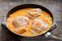 Фото приготовления рецепта: Куриные бёдрышки в тыквенно-сметанном соусе - шаг №7