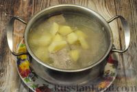Фото приготовления рецепта: Суп со свиными рёбрами, рисом, помидорами и сладким перцем - шаг №3