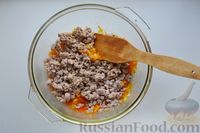 Фото приготовления рецепта: Картошка, тушенная с мясным фаршем и грибами - шаг №7