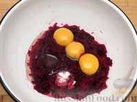 Фото приготовления рецепта: Закусочный свекольный рулет с начинкой из сельди, сливочного сыра и маринованных огурцов - шаг №4