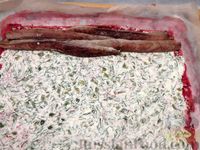 Фото приготовления рецепта: Закусочный свекольный рулет с начинкой из сельди, сливочного сыра и маринованных огурцов - шаг №21