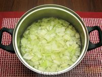 Фото приготовления рецепта: Куриный суп с капустой и томатной пастой - шаг №8