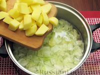 Фото приготовления рецепта: Куриный суп с капустой и томатной пастой - шаг №9