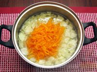 Фото приготовления рецепта: Куриный суп с капустой и томатной пастой - шаг №10