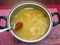 Фото приготовления рецепта: Куриный суп с капустой и томатной пастой - шаг №11