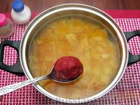 Фото приготовления рецепта: Куриный суп с капустой и томатной пастой - шаг №12