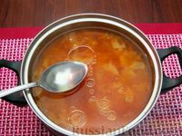 Фото приготовления рецепта: Куриный суп с капустой и томатной пастой - шаг №13