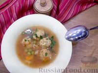 Фото к рецепту: Суп с рыбными фрикадельками, зелёным горошком и помидором