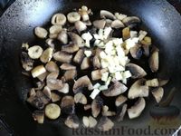 Фото приготовления рецепта: Лапша с тыквой, грибами и сыром - шаг №6
