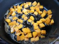 Фото приготовления рецепта: Лапша с тыквой, грибами и сыром - шаг №8