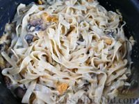 Фото приготовления рецепта: Лапша с тыквой, грибами и сыром - шаг №14