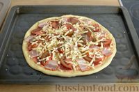 Фото приготовления рецепта: Пицца из дрожжевого теста длительного брожения, с копчёностями и помидорами - шаг №16