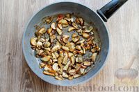 Фото приготовления рецепта: Запеканка из куриного филе с грибами и беконом, в сметанно-сырной заливке - шаг №3