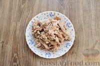 Фото приготовления рецепта: Запеканка из куриного филе с грибами и беконом, в сметанно-сырной заливке - шаг №2
