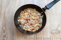 Фото приготовления рецепта: Запеканка из куриного филе с грибами и беконом, в сметанно-сырной заливке - шаг №7