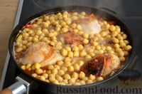 Фото приготовления рецепта: Куриные голени, тушенные с нутом и овощами - шаг №12
