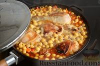 Фото приготовления рецепта: Куриные голени, тушенные с нутом и овощами - шаг №13