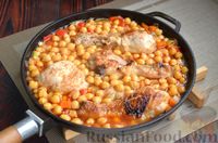 Фото приготовления рецепта: Куриные голени, тушенные с нутом и овощами - шаг №14