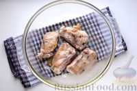 Фото приготовления рецепта: Куриные бёдрышки, запечённые с тыквой и грибами в сливках - шаг №4