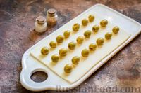 Фото приготовления рецепта: Слоёные палочки с оливками - шаг №3