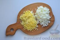 Фото приготовления рецепта: Слоёный салат с курицей, картофелем, сыром и консервированным зелёным горошком - шаг №5
