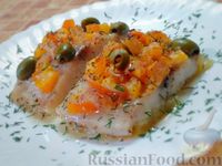 Фото к рецепту: Рыба, запечённая с помидорами и оливками