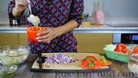 Фото приготовления рецепта: Салат из молодой капусты, оливок и зелёного горошка - шаг №13