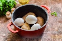 Фото приготовления рецепта: Салат с мясным фаршем, картофелем, болгарским перцем и яйцами - шаг №2