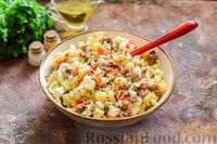 Фото приготовления рецепта: Салат с мясным фаршем, картофелем, болгарским перцем и яйцами - шаг №8
