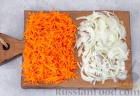 Фото приготовления рецепта: Мясной салат с морковью, зелёным горошком и маринованным луком - шаг №3