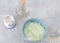Фото приготовления рецепта: Мясной салат с морковью, зелёным горошком и маринованным луком - шаг №4