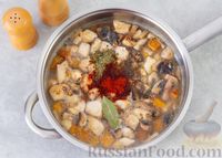 Фото приготовления рецепта: Свинина, тушенная с луком в соево-томатном соусе - шаг №7