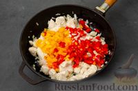 Фото приготовления рецепта: Макаронная запеканка с куриным филе, сладким перцем, сыром и соусом бешамель - шаг №8