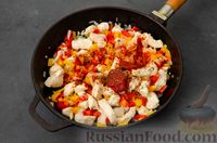 Фото приготовления рецепта: Макаронная запеканка с куриным филе, сладким перцем, сыром и соусом бешамель - шаг №9