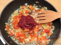 Фото приготовления рецепта: Фасоль с ветчиной, в томатном соусе - шаг №7