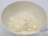Фото приготовления рецепта: Слоёный мясной салат с картофелем, шампиньонами и зелёным горошком - шаг №8