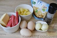 Фото приготовления рецепта: Слоёный салат с крабовыми палочками, ананасами, сыром и яйцами - шаг №1