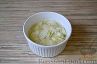 Фото приготовления рецепта: Слоёный салат с крабовыми палочками, ананасами, сыром и яйцами - шаг №3