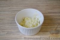 Фото приготовления рецепта: Слоёный салат с крабовыми палочками, ананасами, сыром и яйцами - шаг №9