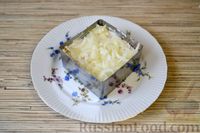 Фото приготовления рецепта: Слоёный салат с крабовыми палочками, ананасами, сыром и яйцами - шаг №14