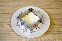 Фото приготовления рецепта: Слоёный салат с крабовыми палочками, ананасами, сыром и яйцами - шаг №10