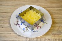 Фото приготовления рецепта: Слоёный салат с крабовыми палочками, ананасами, сыром и яйцами - шаг №11
