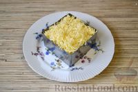 Фото приготовления рецепта: Слоёный салат с крабовыми палочками, ананасами, сыром и яйцами - шаг №15