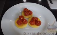 Фото приготовления рецепта: Полента с сыром, помидорами черри и зеленью - шаг №6