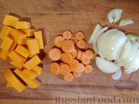 Фото приготовления рецепта: Гречка с курицей, тыквой и морковью (на сковороде) - шаг №3