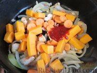 Фото приготовления рецепта: Гречка с курицей, тыквой и морковью (на сковороде) - шаг №5