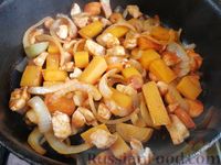 Фото приготовления рецепта: Гречка с курицей, тыквой и морковью (на сковороде) - шаг №6