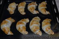 Фото приготовления рецепта: Рогалики из слоёного теста, с куриным фаршем и мятой - шаг №13